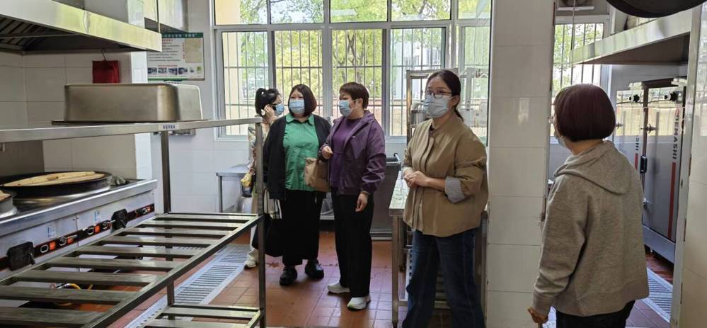 家长参观食堂