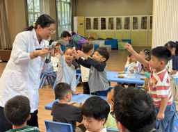 儿童医院的医生和我们一起做中药香囊